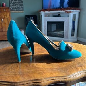 Shoedazzle size 11, 3” heels. Turquoise with tan accents.